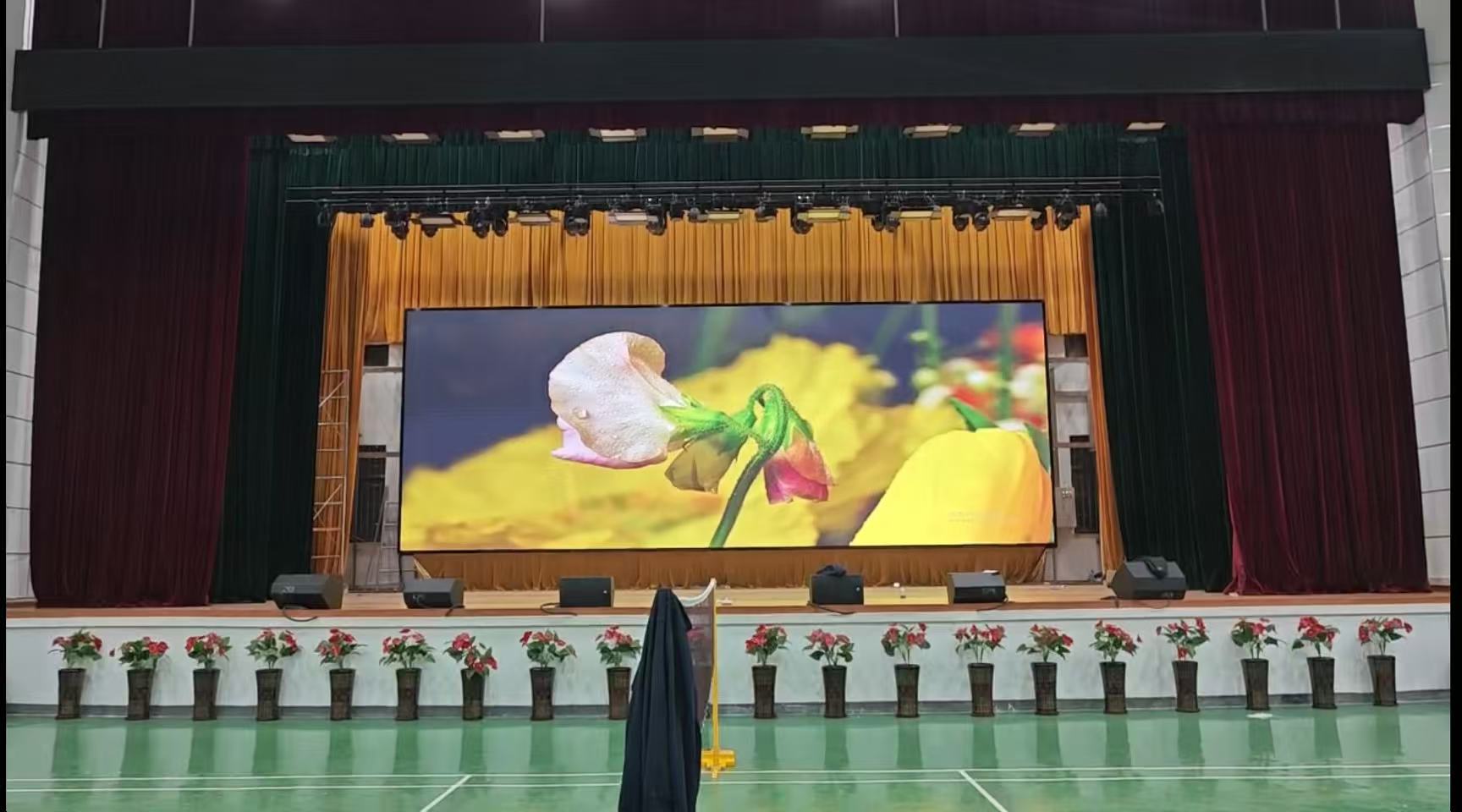丽江 P2.5 多造型分体舞台 LED 大屏演艺显示项目